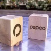 Cube en bois gravé